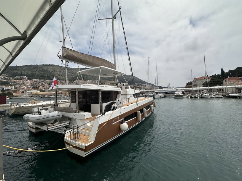 Dubrovnik Catamaran 5 cabin 11 berths 11 guests 16.93 m Listing Number: #18792 4