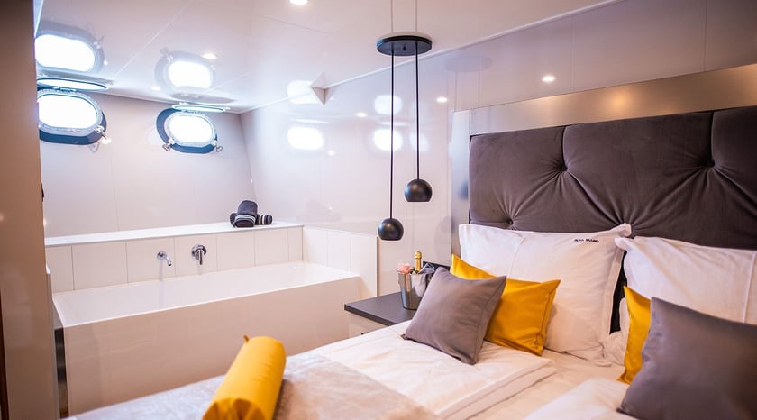 Split Motor Yacht 18 cabin 36 berths 36 guests 52 m Listing Number: #18887 3