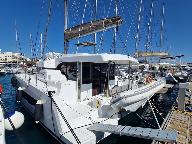 Sant Antoni de Portmany Catamaran Cabine 4  Couchettes 10  Invités 10  12.31 m Numéro de l'annonce: #18964