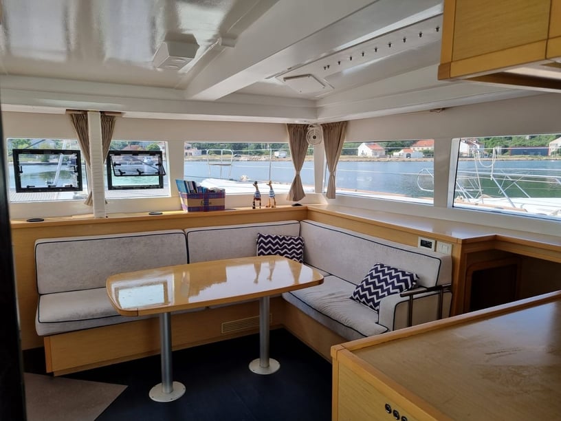 Nosy Be Catamaran Cabine 6  12  slaapplaatsen 10  gasten 13.96 m Lijstnummer: #18983 2