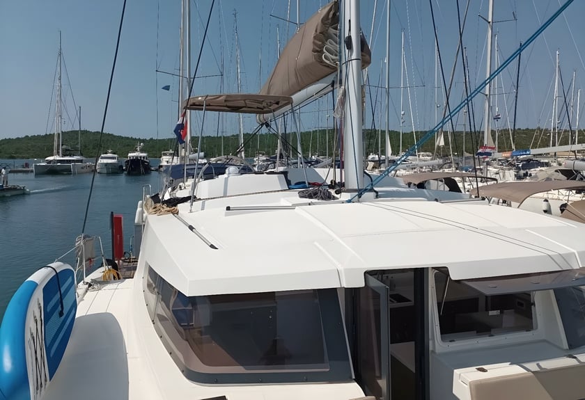 Pirovac Catamaran Cabine 4  9  slaapplaatsen 9  gasten 12.85 m Lijstnummer: #19087 4