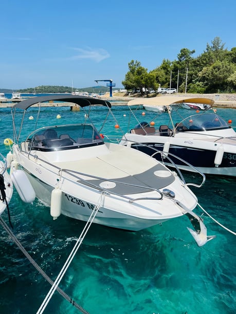 Mali Lošinj Bateau à moteur  Couchettes 2  Invités 7  6.3 m Numéro de l'annonce: #19129 3