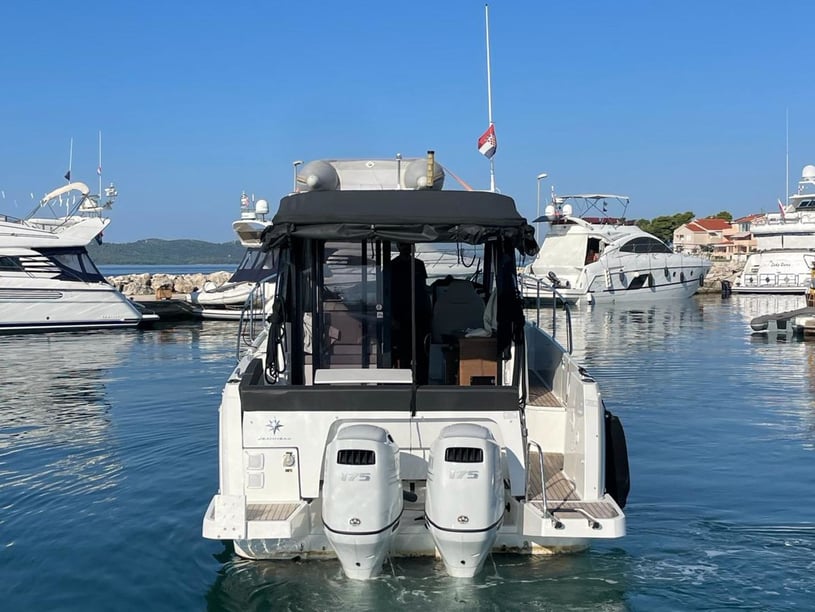 Zadar Motorboat 2 cabin 6 berths 6 guests 9.07 m Listing Number: #19143 5