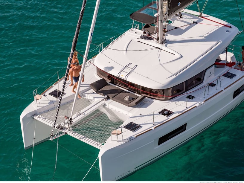 Lavrion Catamaran 6 cabin 12 berths 12 guests 11.74 m Listing Number: #19333