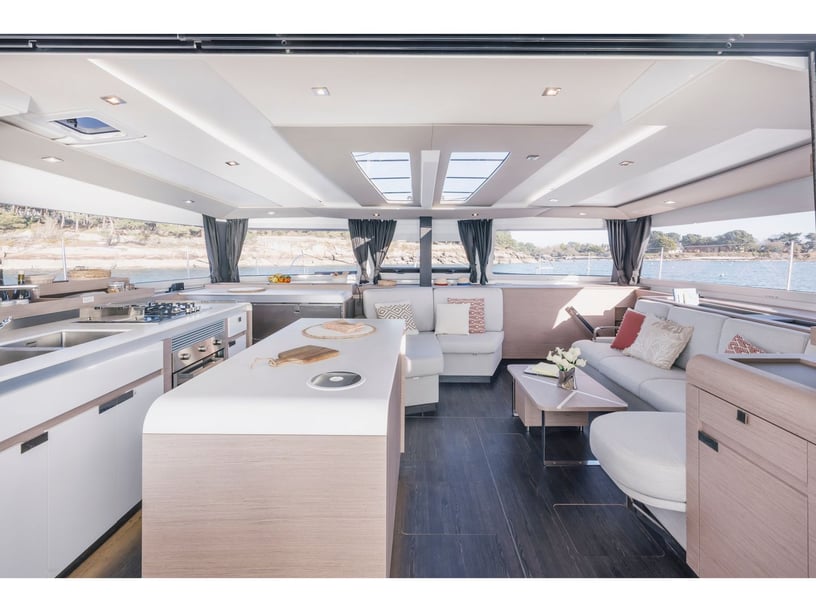 Capo d'Orlando Catamaran Cabine 4  8  slaapplaatsen 8  gasten 15.54 m Lijstnummer: #19350 2