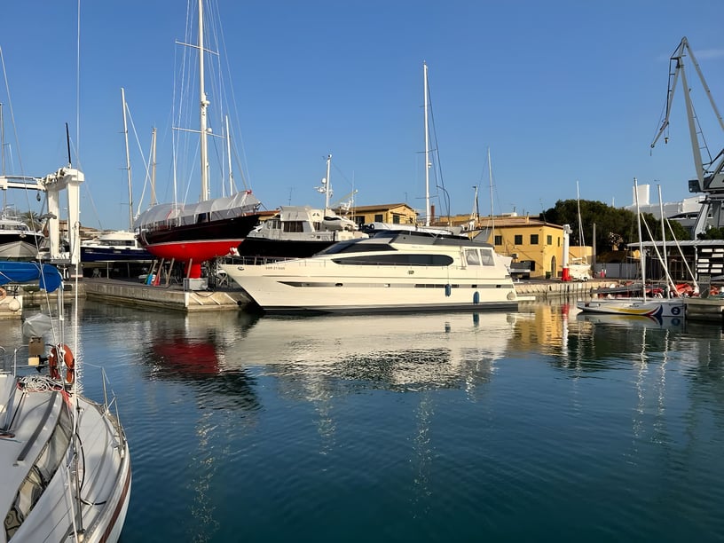 Palma de Mallorca Motoryacht 2 Kabine 4 Liegeplätze 16 Gäste 21 m Nummer des Inserats: #19462