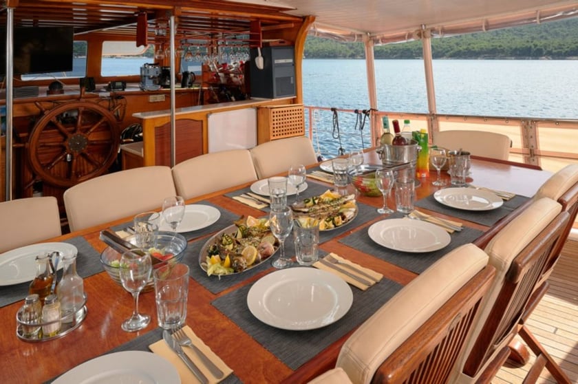 Kaštel Gomilica Gulet 6 kabin Konaklama 12 kişi Seyir 12 kişi 24 m İlan No: #19633 4