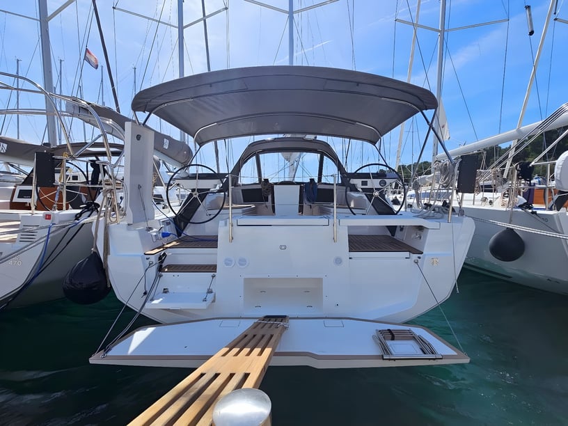 Rogoznica Zeilboot Cabine 3  8  slaapplaatsen 8  gasten 11.95 m Lijstnummer: #19664