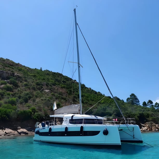 Golfo Aranci Catamarán Cabina 4  8  literas 8  invitados 11.78 m Número de anuncio: #19706 3