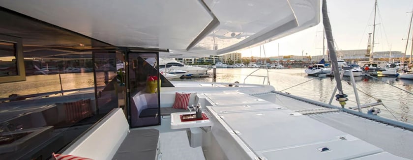 Phuket Catamaran Cabine 4  10  slaapplaatsen 11  gasten 13.72 m Lijstnummer: #19743 5