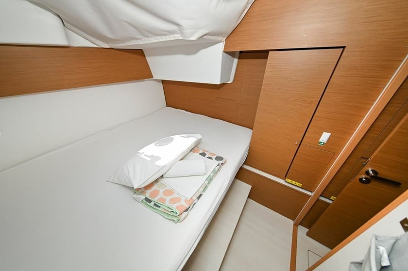 Pula Catamaran Cabine 6  Couchettes 10  Invités 10  11.33 m Numéro de l'annonce: #19760 5