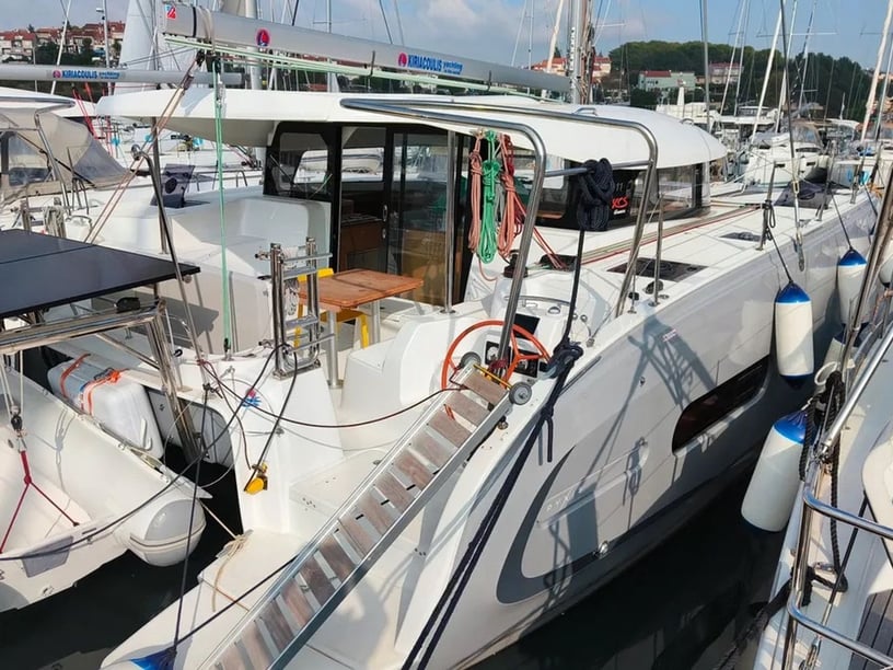 Pula Catamaran Cabine 6  Couchettes 10  Invités 10  11.33 m Numéro de l'annonce: #19777 2