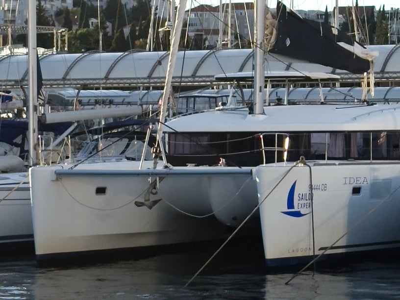 Dubrovnik Catamaran 6 cabin 12 berths 12 guests 13.96 m Listing Number: #19786