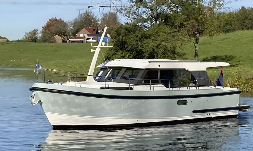 Kinrooi Motor Yacht 1 cabin 4 berths 4 guests 10.4 m Listing Number: #19833