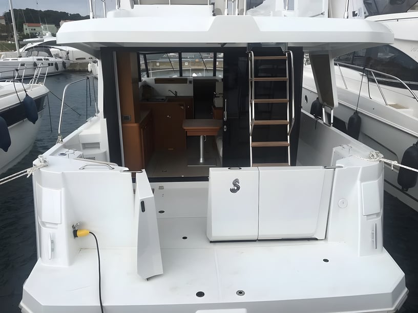 Pula Motorboot Cabine 2  6  slaapplaatsen 6  gasten 11.29 m Lijstnummer: #19865 3