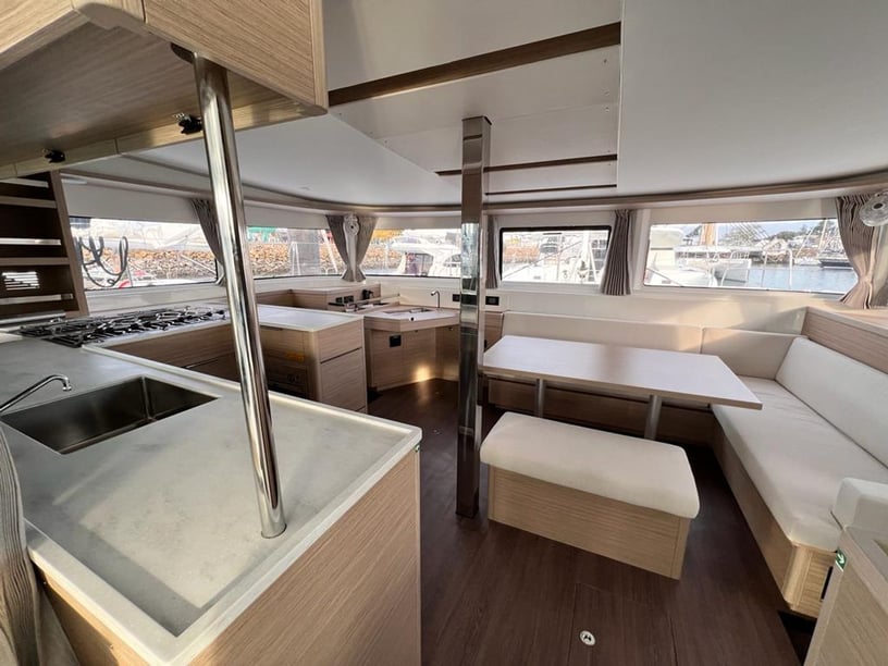 Portisco Catamaran Cabine 4  Couchettes 8  Invités 8  13.99 m Numéro de l'annonce: #19937 3