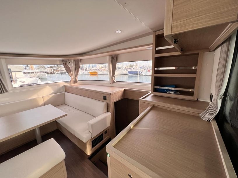 Portisco Catamaran Cabine 4  Couchettes 8  Invités 8  13.99 m Numéro de l'annonce: #19937 4