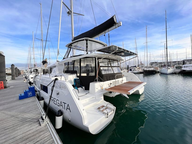 Portisco Catamaran Cabine 4  Couchettes 8  Invités 8  13.99 m Numéro de l'annonce: #19937