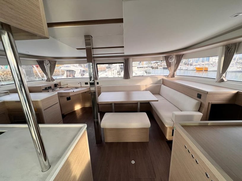 Portisco Catamaran Cabine 4  Couchettes 8  Invités 8  13.99 m Numéro de l'annonce: #19937 2