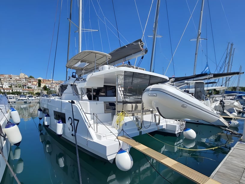 Novi Vinodolski Catamaran Cabine 4  10  slaapplaatsen 10  gasten 10.9 m Lijstnummer: #19940