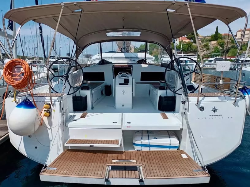 Sibenik Velero Cabina 4  10  literas 10  invitados 14.22 m Número de anuncio: #19954