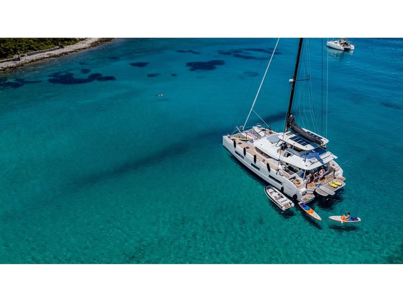 Kaštel Gomilica Catamaran Cabine 4  Couchettes 8  Invités 8  16.56 m Numéro de l'annonce: #20049