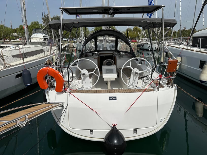 Athens Sailboat 2 cabin 6 berths 6 guests 9.9 m Listing Number: #20087