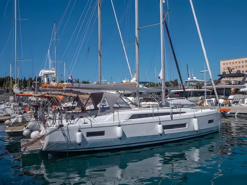 Split Sailboat 4 cabin 10 berths 10 guests 12.87 m Listing Number: #20106 5