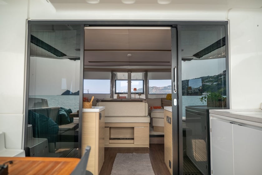 Salerne Catamaran Cabine 4  Couchettes 8  Invités 10  15.35 m Numéro de l'annonce: #20138 3