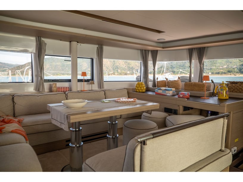 Salerne Catamaran Cabine 4  Couchettes 8  Invités 10  15.35 m Numéro de l'annonce: #20138 2