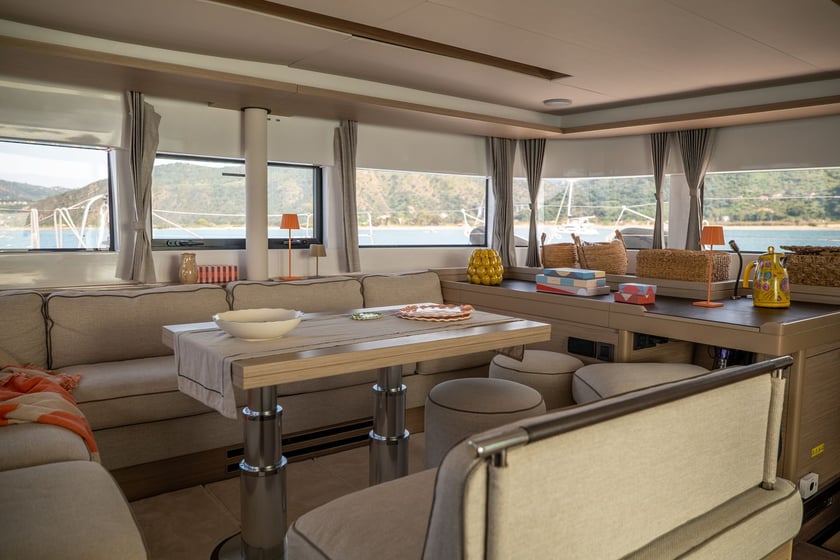 Salerne Catamaran Cabine 4  Couchettes 8  Invités 10  15.35 m Numéro de l'annonce: #20138 5