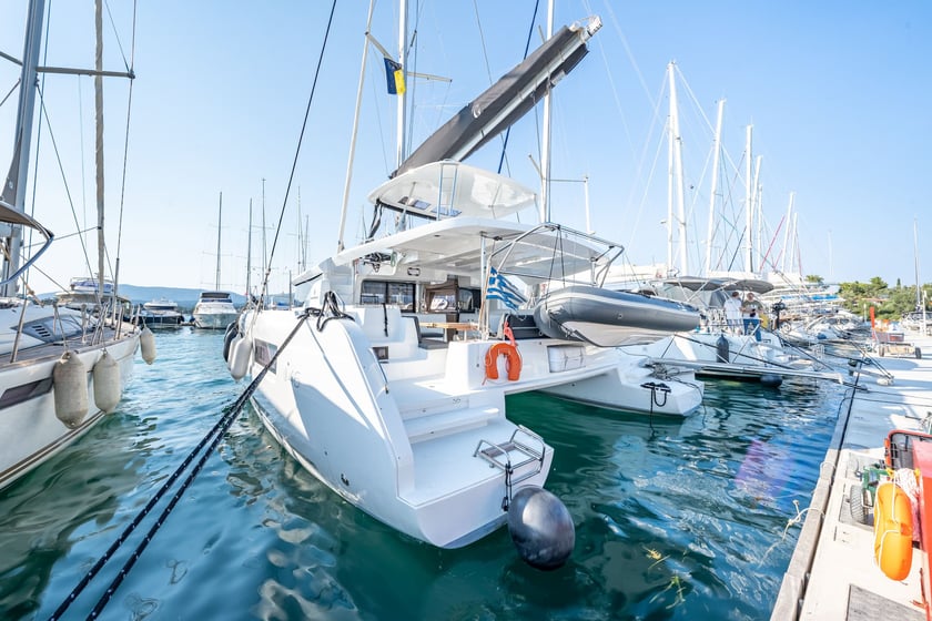 Gouvia Catamarano cabina 5  cuccette 12  12  ospiti 13.99 m Numero dell'inserzione: #20177 4