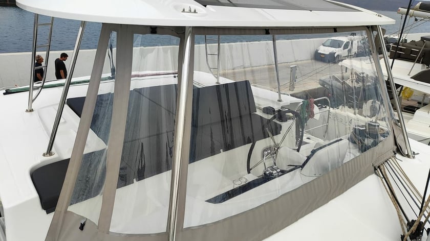 Lavrion Catamaran Cabine 5  Couchettes 12  Invités 12  13.99 m Numéro de l'annonce: #20178 5