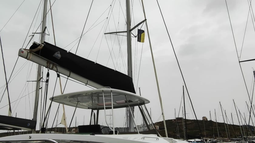 Lavrion Catamaran Cabine 5  Couchettes 12  Invités 12  13.99 m Numéro de l'annonce: #20178 4