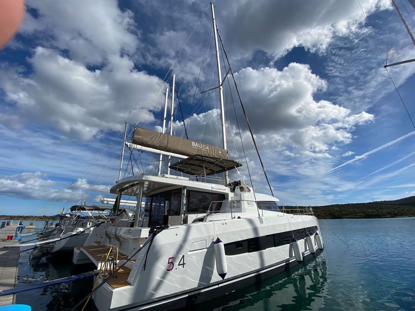 Golfo Aranci Catamarán Cabina 5  12  literas 12  invitados 16.8 m Número de anuncio: #20215