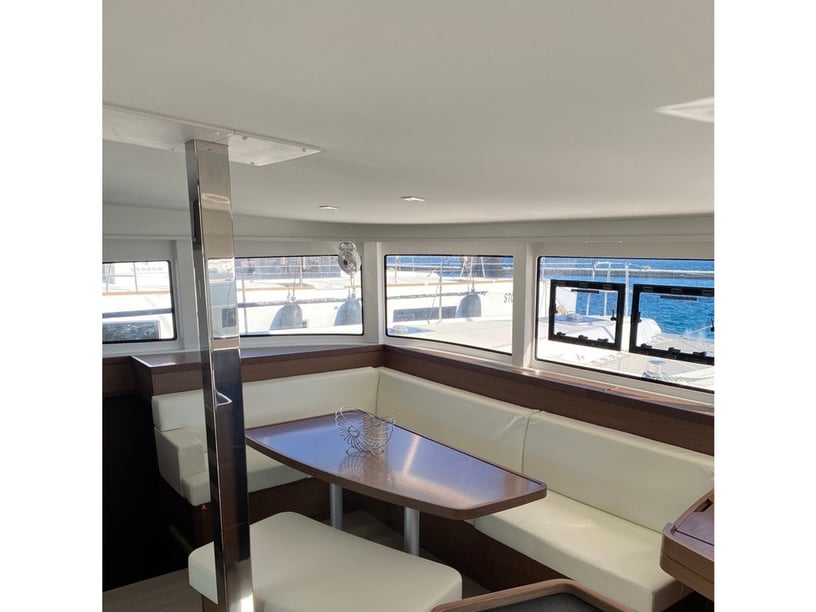 Furnari Catamaran Cabine 4  Couchettes 12  Invités 12  12.8 m Numéro de l'annonce: #20319 2