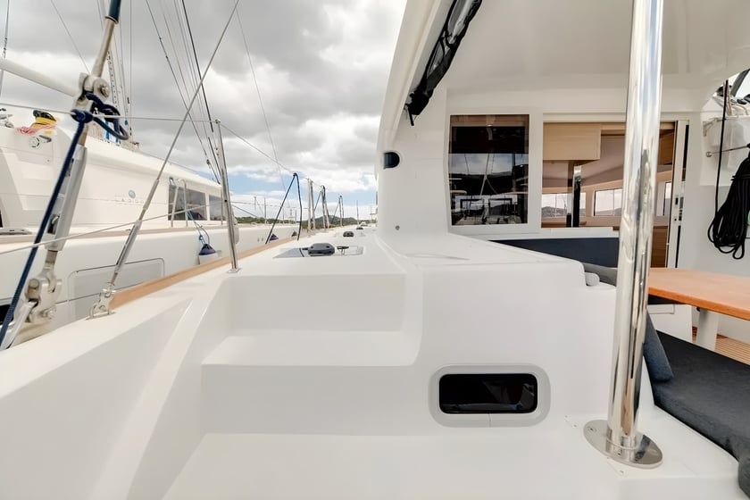 Portisco Catamaran 6 cabin 10 berths 10 guests 11.74 m Listing Number: #20322 4