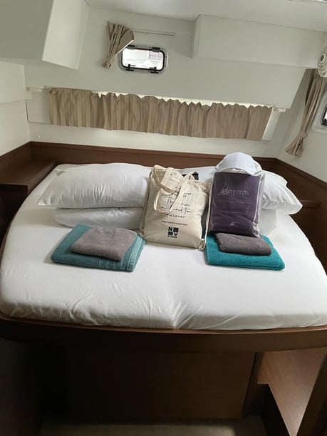 Volos Catamarán Cabina 6  12  literas 12  invitados 12.81 m Número de anuncio: #20327 3