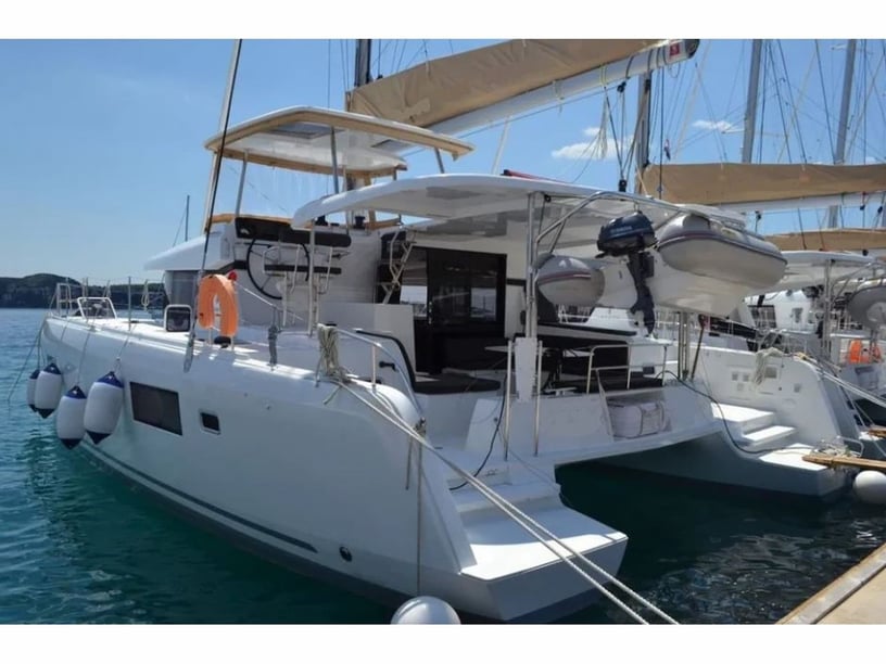 Volos Catamarán Cabina 6  12  literas 12  invitados 12.81 m Número de anuncio: #20327