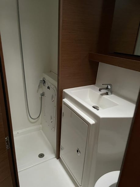 Volos Catamarán Cabina 6  12  literas 12  invitados 12.81 m Número de anuncio: #20327 4