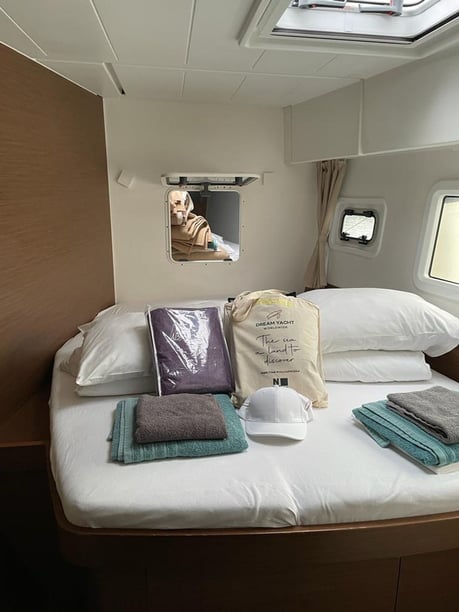 Volos Catamarán Cabina 6  12  literas 12  invitados 12.81 m Número de anuncio: #20327 5