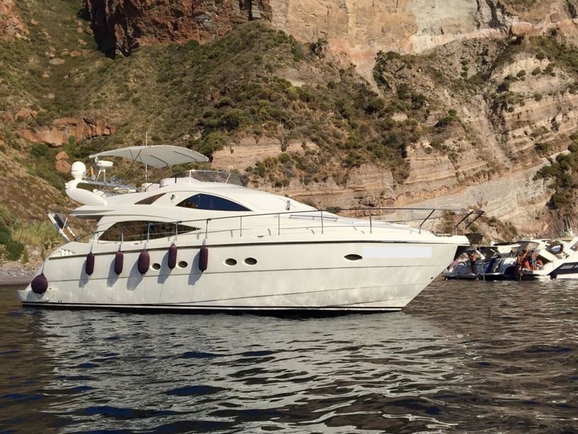 Capo d'Orlando Motoryacht 3 Kabine 6 Liegeplätze 6 Gäste 18.01 m Nummer des Inserats: #20353