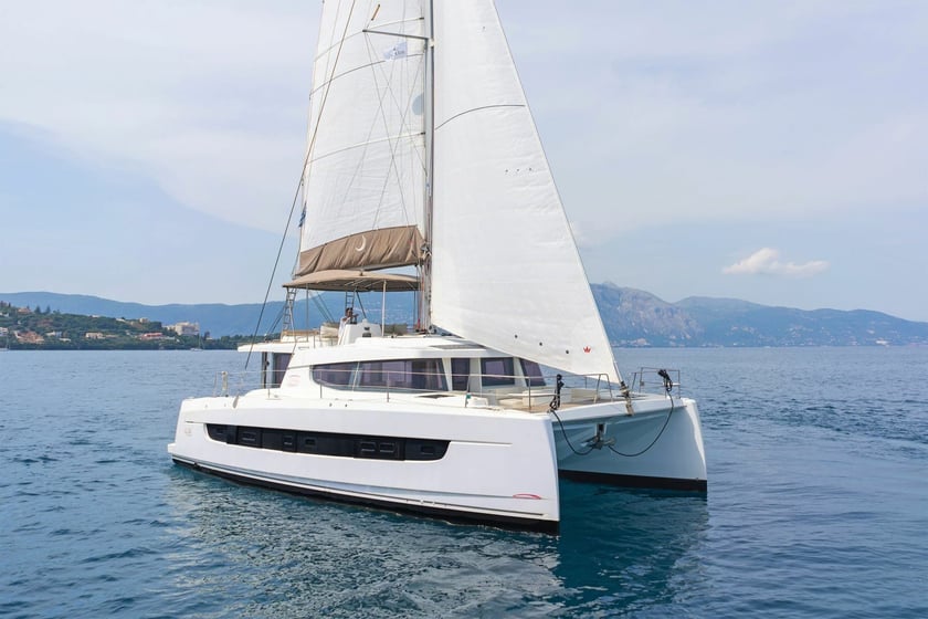 Atene Catamarano cabina 6  cuccette 12  12  ospiti 14.28 m Numero dell'inserzione: #20360