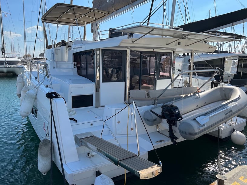 Athènes Catamaran Cabine 6  Couchettes 8  Invités 10  13.75 m Numéro de l'annonce: #20362