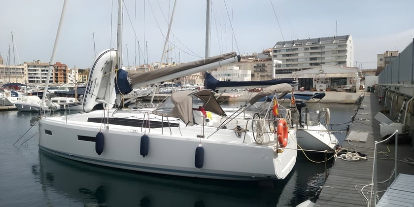 Palamos Zeilboot Cabine 3  8  slaapplaatsen 8  gasten 11.22 m Lijstnummer: #20399