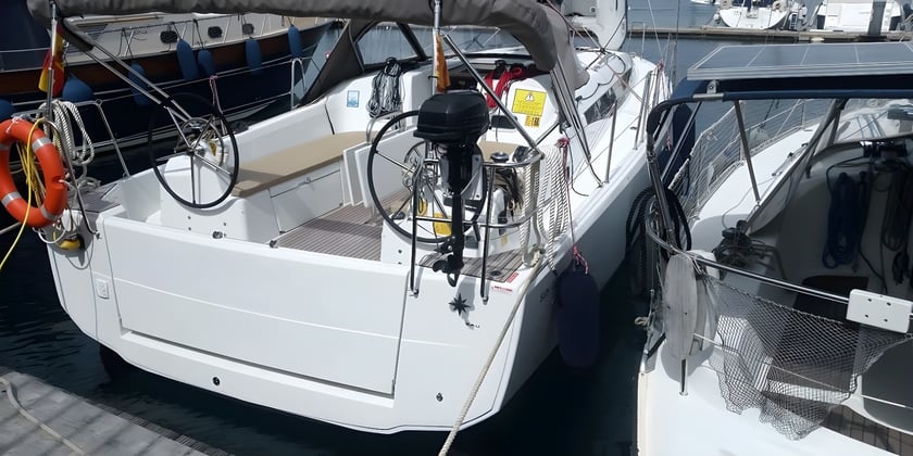 Palamos Zeilboot Cabine 3  8  slaapplaatsen 8  gasten 11.22 m Lijstnummer: #20399 3