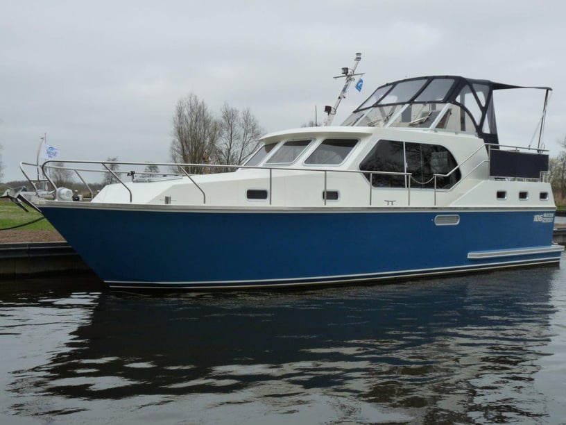 Akkrum Motorboot Cabine 2  4  slaapplaatsen 5  gasten 10.6 m Lijstnummer: #20458