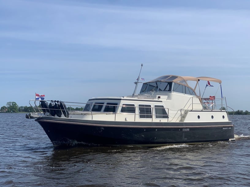 Akkrum Motorboot Cabine 3  8  slaapplaatsen 10  gasten 13.2 m Lijstnummer: #20462