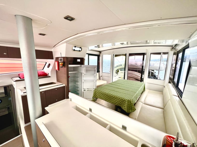 Papeete, Tahiti Catamaran Cabine 4  Couchettes 10  Invités 10  12.35 m Numéro de l'annonce: #20474 2