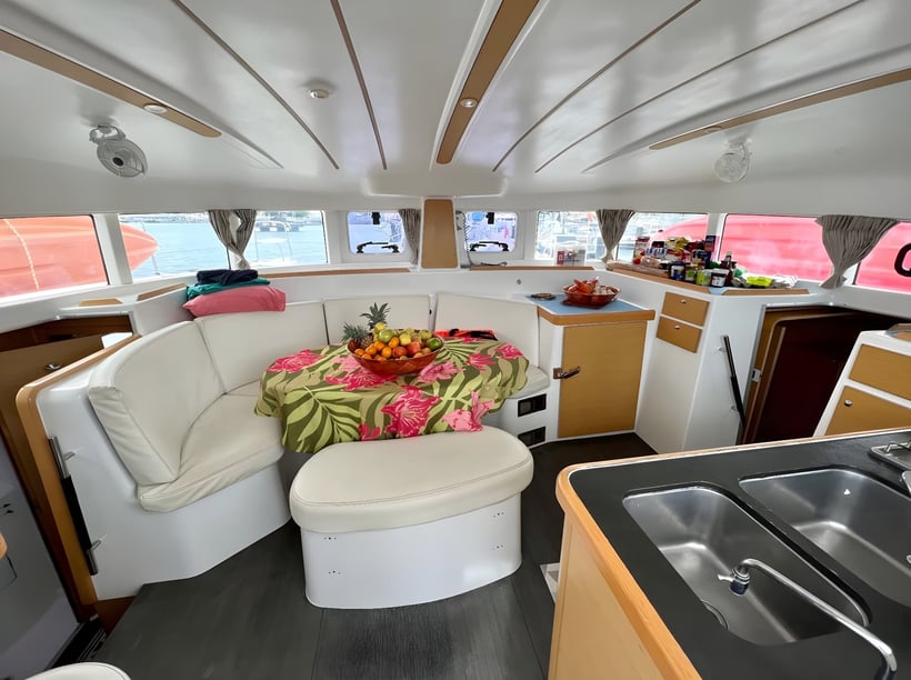 Papeete, Tahiti Catamaran Cabine 3  Couchettes 6  Invités 8  11.56 m Numéro de l'annonce: #20475 5